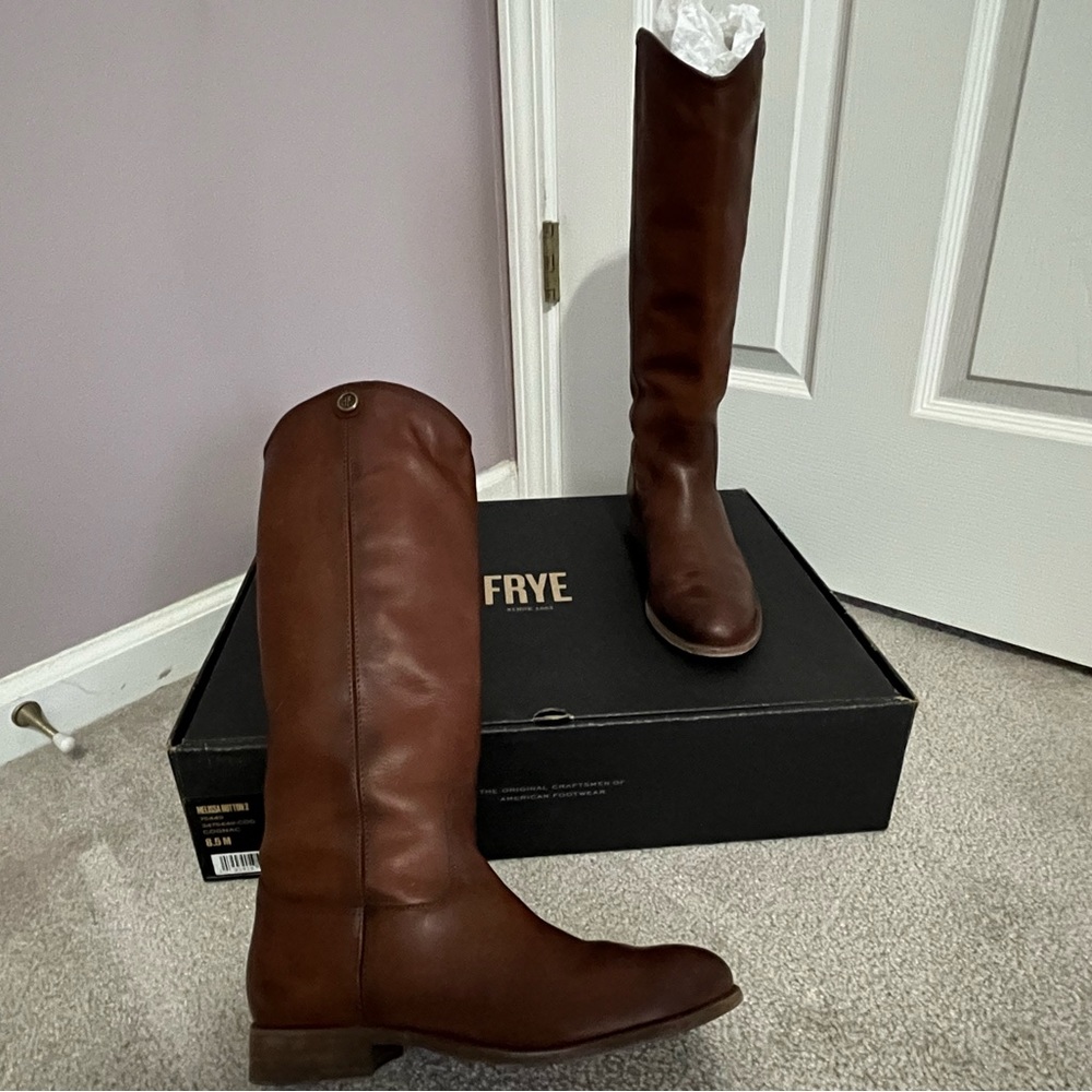 Great condition/ hardly worn Frye Melissa Button 2 Sz 8.5